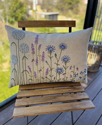 BLUE FLOWERS PILLOW fra Pomp Stitch
